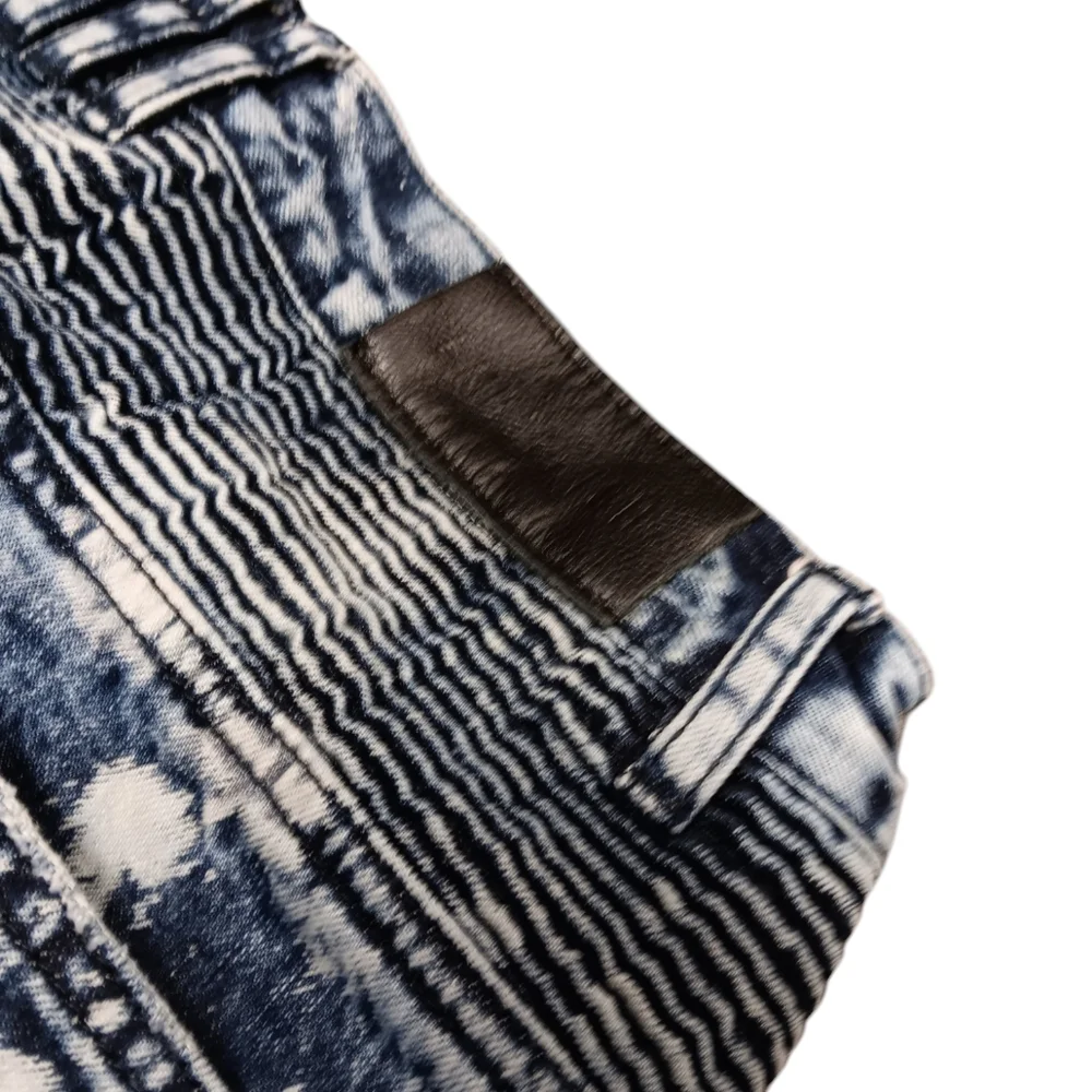 EMBELLISH MEN'S SIZE 30×32.5 CLASSIC ACID WASHED JEANS.
